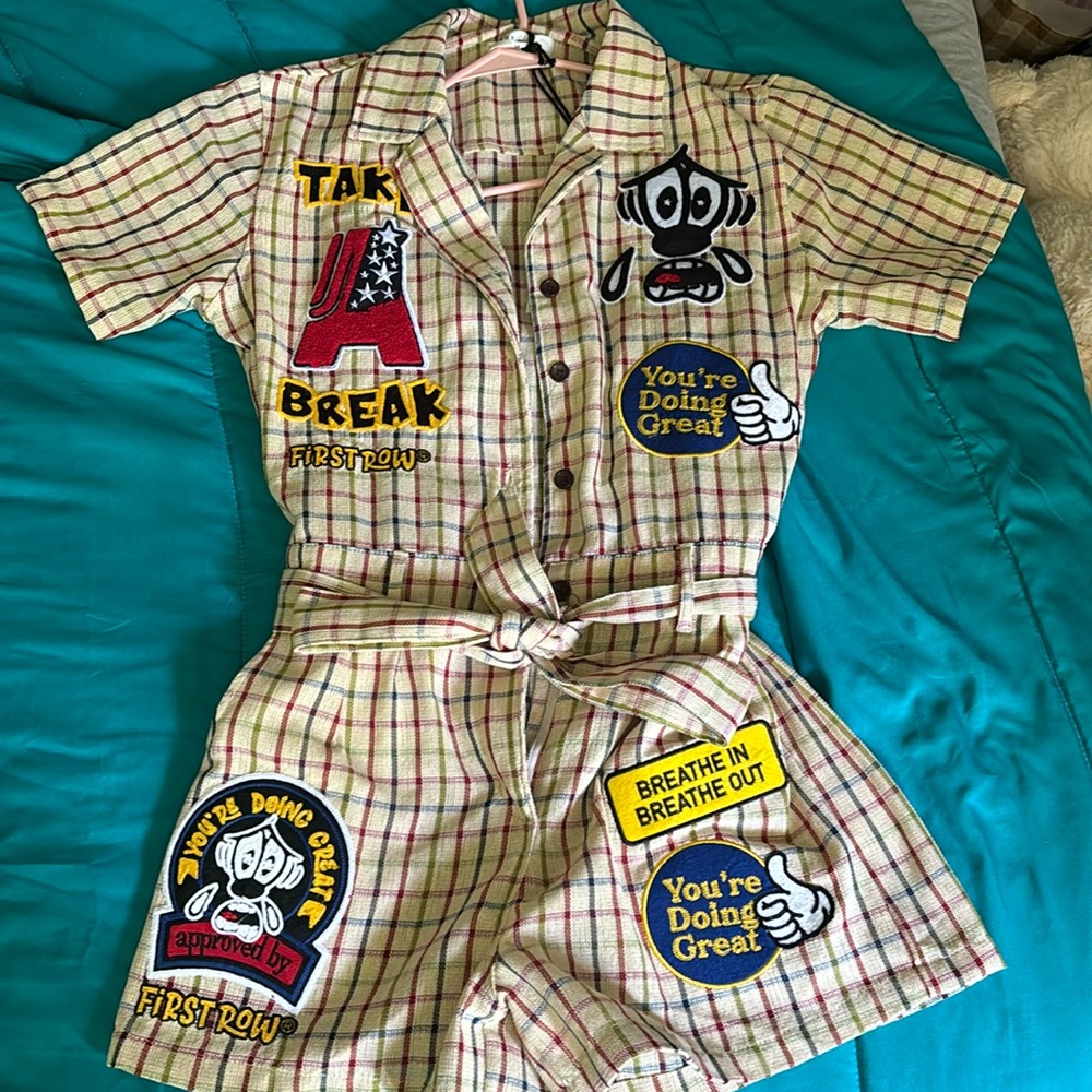 Never worn! Very good shape and very unique details